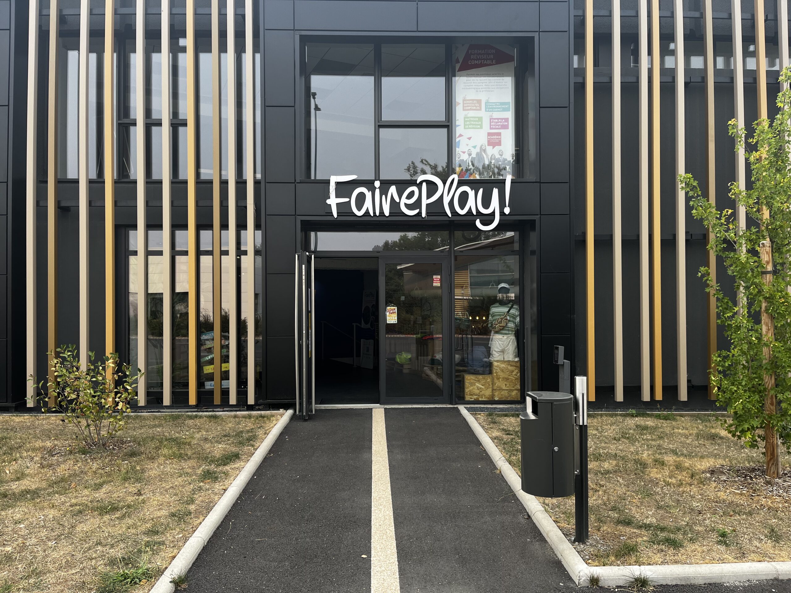 façade FairePlay! à Clermont-Ferrand boutique solidaire